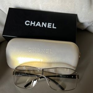 Designer sunglasses. CHANEL
Gradient Tint Silvertone Frame Sunglasses - 4088